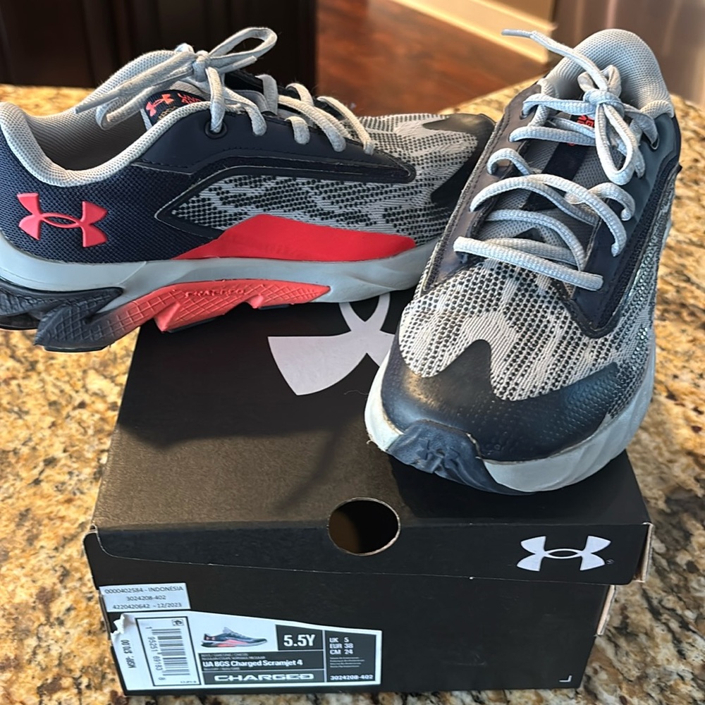 Under Armour BGS Charged Scramjet 4 5.5
